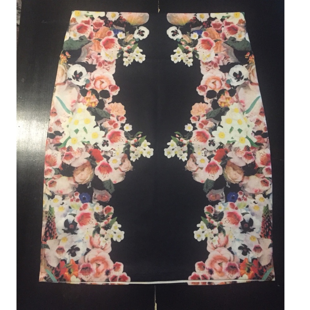 Mezzanine Black & Floral Woman Stretch Skirt 🌹